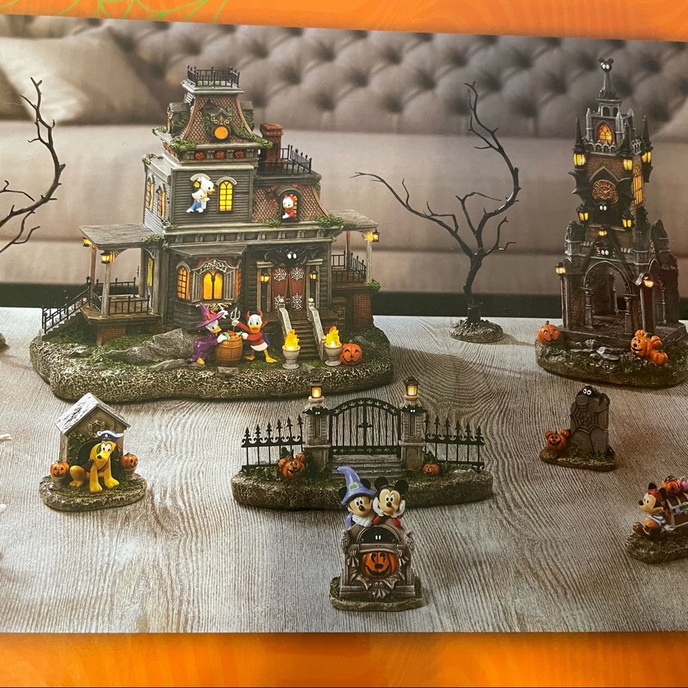 Costco exclusive Disney Halloween 🎃 set - Picture 11 of 14